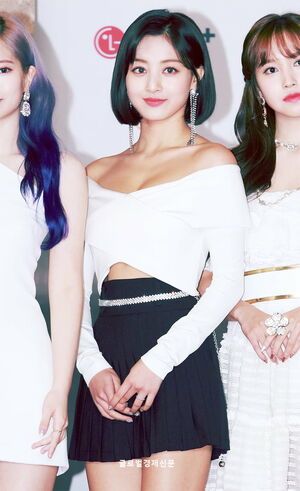 Photo : Jihyo (ft. Dahyun & Mina)