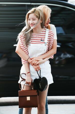 Photo : Sana hugging Dahyun