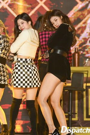 Photo : Dahyun and Sana