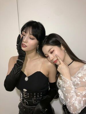 Photo : Momo & Dahyun