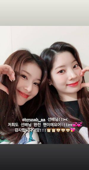 Photo : Sana and Dahyun