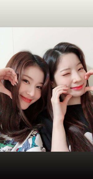 Photo : Sana and Dahyun