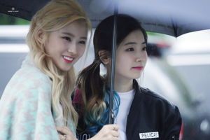 Photo : Sana & Dahyun