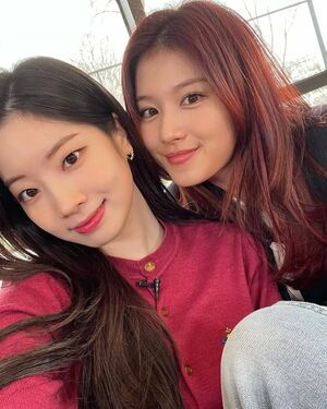 Photo : Sana & Dahyun