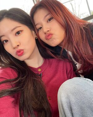 Photo : Dahyun & Sana