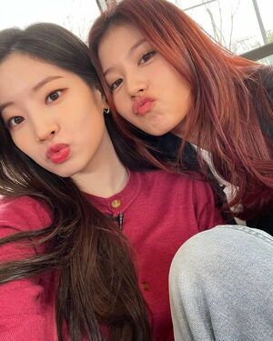 Photo : Dahyun & Sana