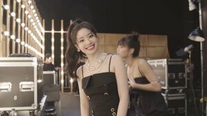 Photo : Dahyun smiles at the camera (with Momo)