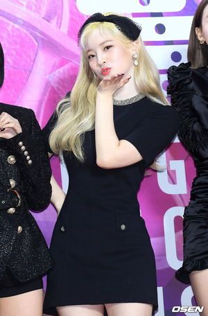 Photo : Dahyun throwing a kiss