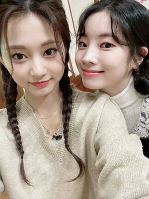 Photo : Tzuyu and Dahyun
