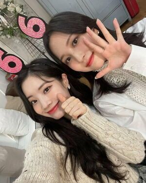 Photo : Twicetagram update - Pretty girls Dahyun and Mina