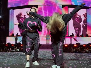 Photo : Tried to get Dahyun to do her eagle dance but Sana saw the sign first and went for it!