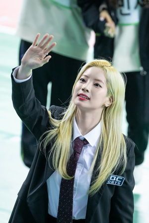 Photo : Dahyun waving