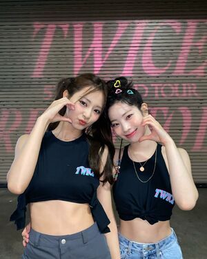 Photo : Tzuyu and Dahyun