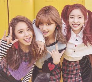 Photo : Chaeyoung, Momo & Dahyun