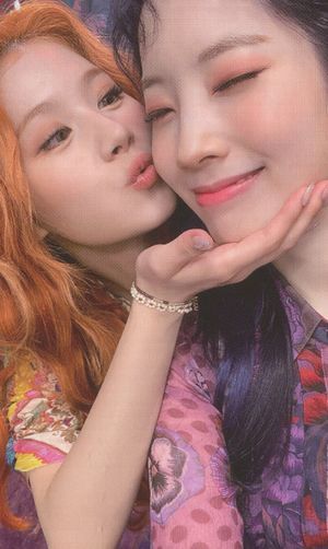 Photo : Sana & Dahyun