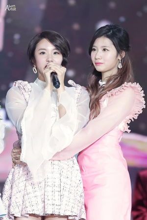 Photo : Chaeyoung & Sana