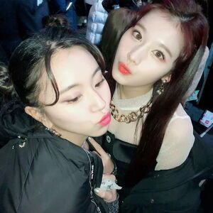 Photo : Chaeyoung & Sana