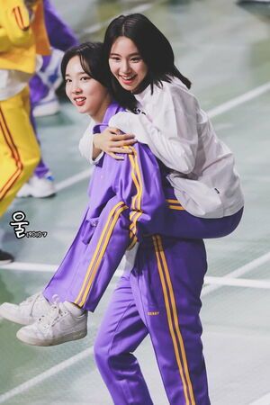 Photo : Nayeon & Chaeyoung