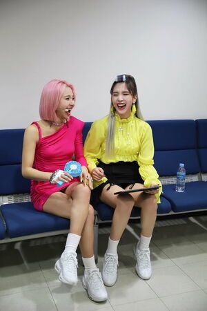Photo : Happy Chaeyoung & Mina