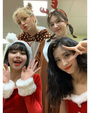 Photo : Jihyo, Sana, Chaeyoung & Momo
