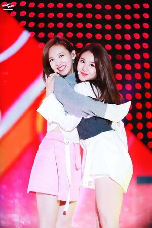 Photo : Nayeon & Chaeyoung