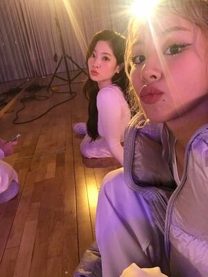 Photo : Chaeyoung and Dahyun