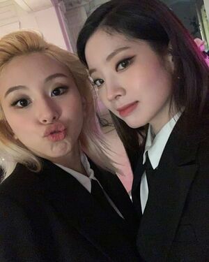 Photo : Dahyun & Chaeyoung