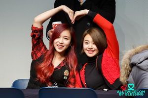 Photo : Mina & Chaeyoung