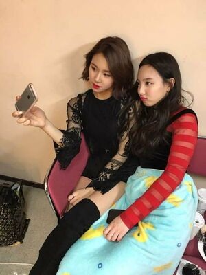 Photo : Chaeyoung and nayeon