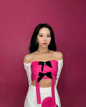 Photo : Chaeyoung showing off her bones