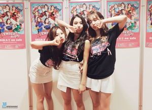 Photo : Sana, Chaeyoung and Nayeon
