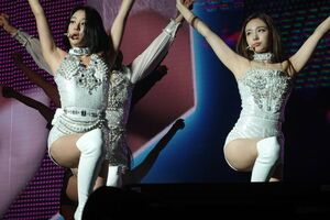 Photo : TWICE - Chaeyoung & Nayeon