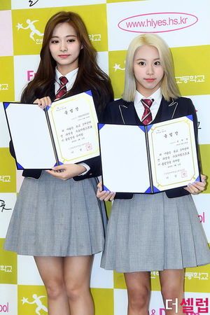 Photo : Graduated school girls Tzuyu & Chaeyoung