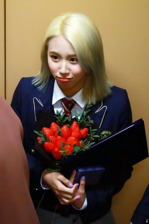 Photo : Chaeyoung & her bouquet of strawberries