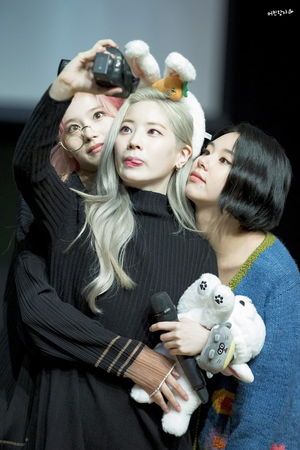 Photo : Sana, Dahyun and Chaeyoung