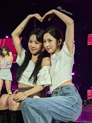 Photo : Tphambu Twitter Update - Mina and Chaeyoung heart