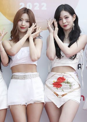 Photo : Saerom and Chaeyoung
