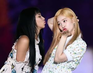 Photo : Chaeyoung & Dahyun