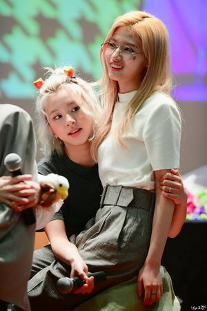 Photo : Sana and Chaeyoung