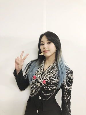 Photo : Chaeyoung with her blue extensions