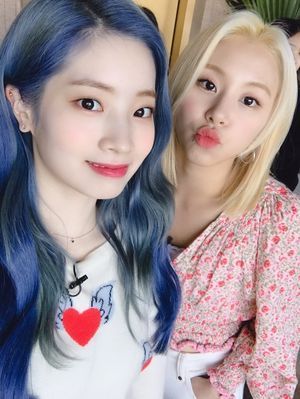 Photo : Dahyun & Chaeyoung