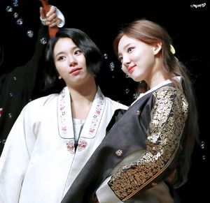 Photo : Chaeyoung + Nayeon