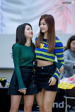 Photo : Chaeyoung & Tzuyu