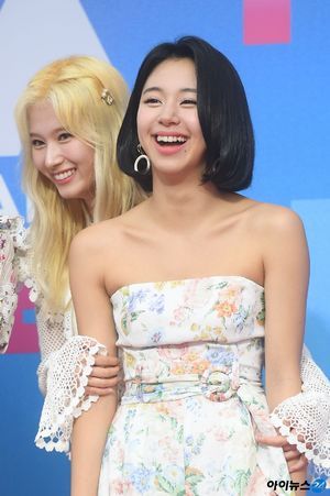 Photo : Chaeyoung & Sana