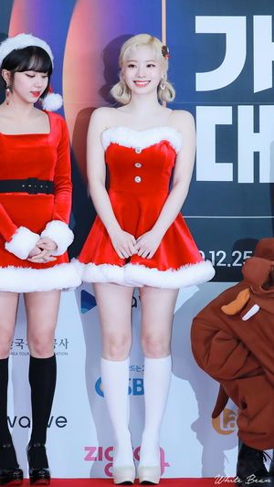 Photo : Dahyun and Chaeyoung