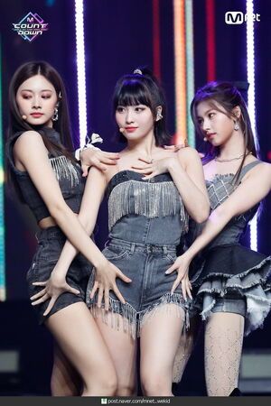Photo : Momo (ft. Tzuyu & Sana)
