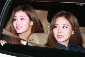 Photo : Sana and Tzuyu who look like twins