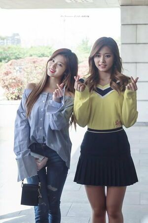 Photo : Tzuyu and Sana