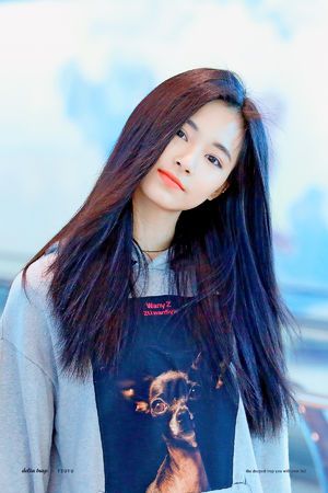 Photo : Chou Tzuyu at the airport