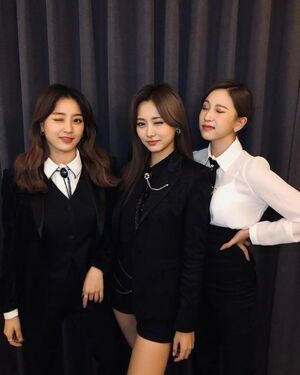 Photo : Jihyo, Tzuyu & Mina